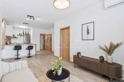 Woonkamer; moderne stijl, houten vloer, natuurlijk licht, gerenoveerd