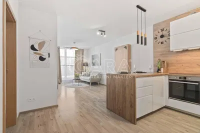 Keuken; uitzicht, houten vloer, natuurlijk licht, moderne stijl