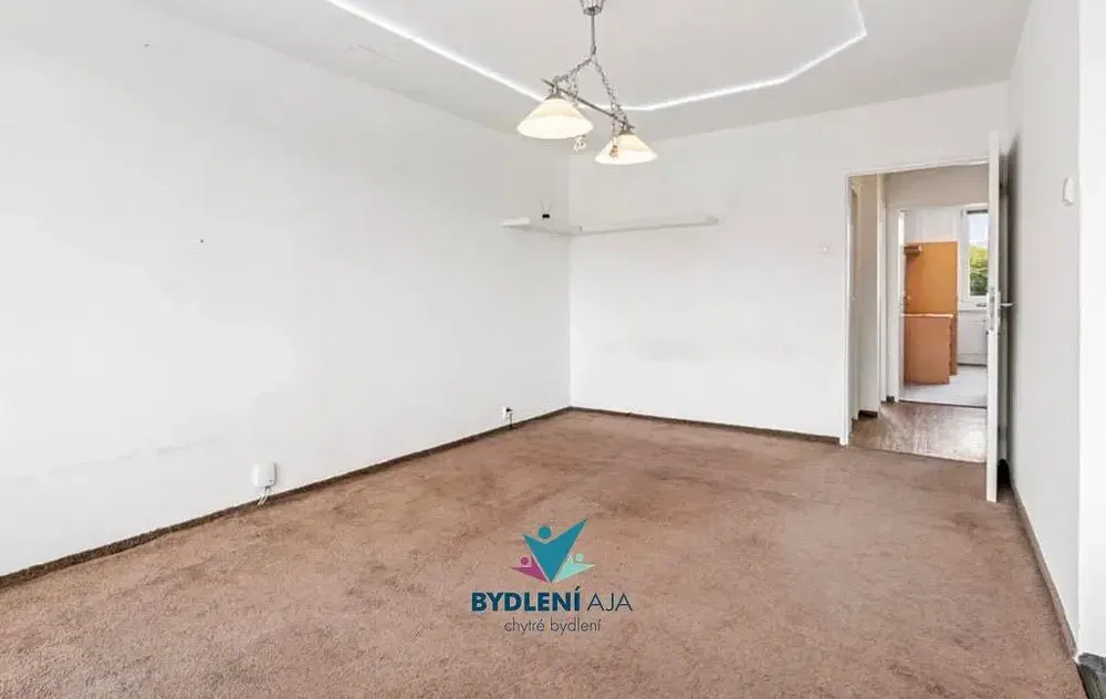 Schlafzimmer; tageslicht, renovierungsbedürftig