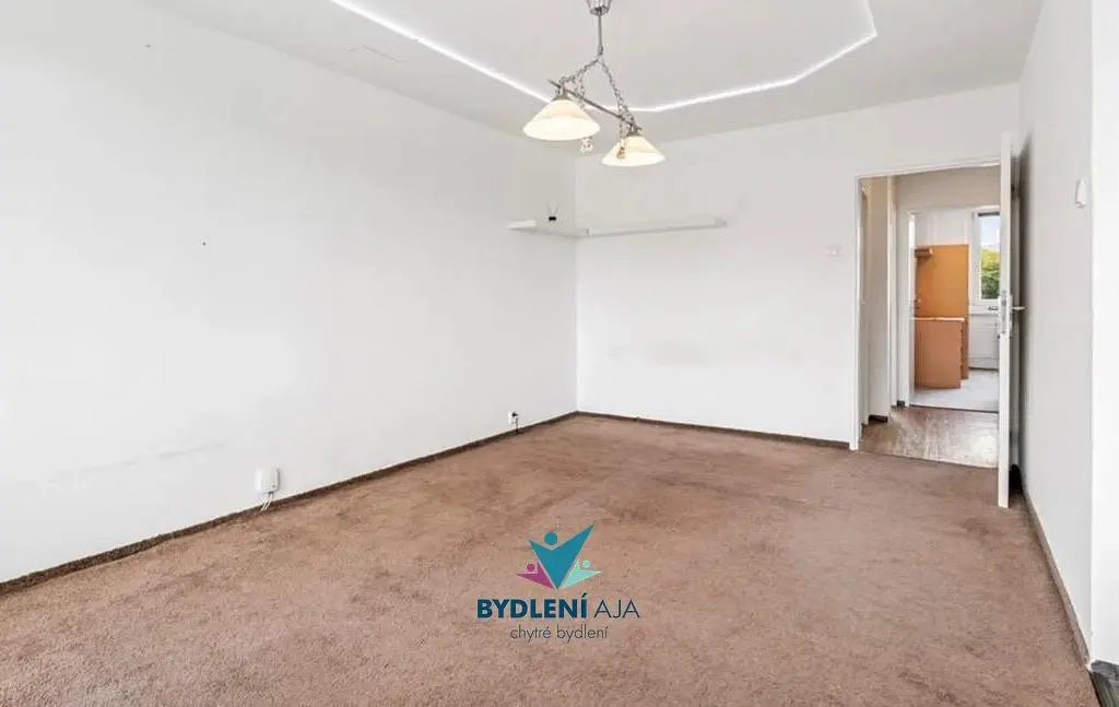 Schlafzimmer; tageslicht, renovierungsbedürftig