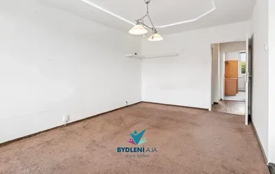 Schlafzimmer; tageslicht, renovierungsbedürftig