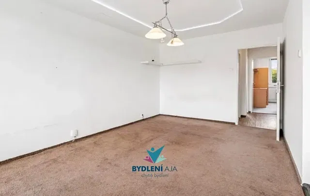 Спалня; естествена светлина, нуждае се от ремонт