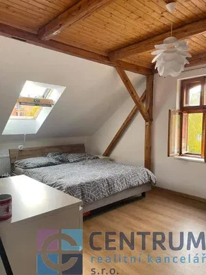 Spavaća soba; drvene grede, drveni pod, prirodno svjetlo, moderni stil