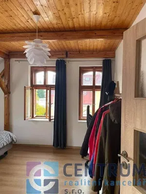 Spavaća soba; drvene grede, drveni pod, prirodno svjetlo, rustikalni stil