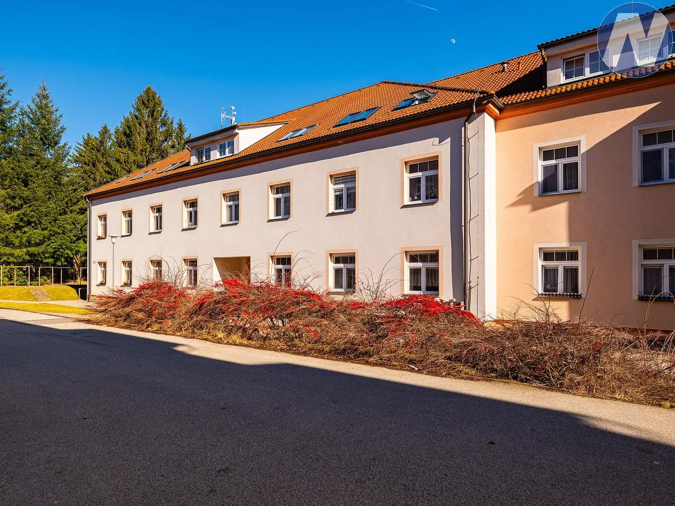 Къща и околности; гледка