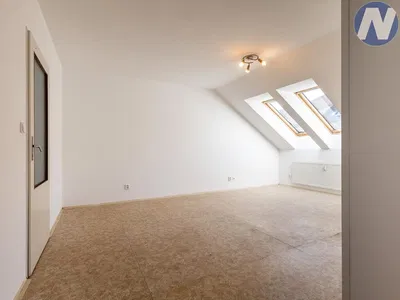 Детска стая; естествена светлина, плочки