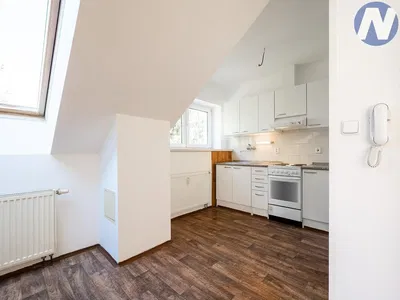 Кухня; кухненски уреди, плочки, естествена светлина