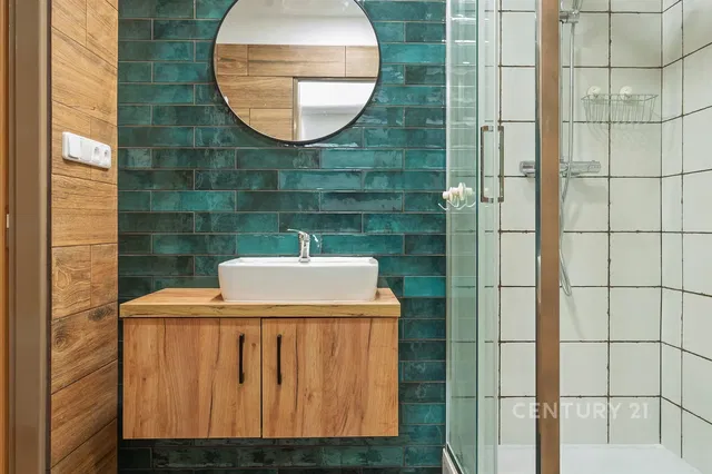 Bagno; pavimento in piastrelle, ristrutturato, luce naturale, stile moderno