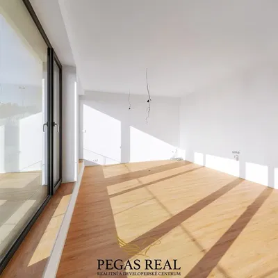 Woonkamer; houten vloer, natuurlijk licht, renovatie nodig