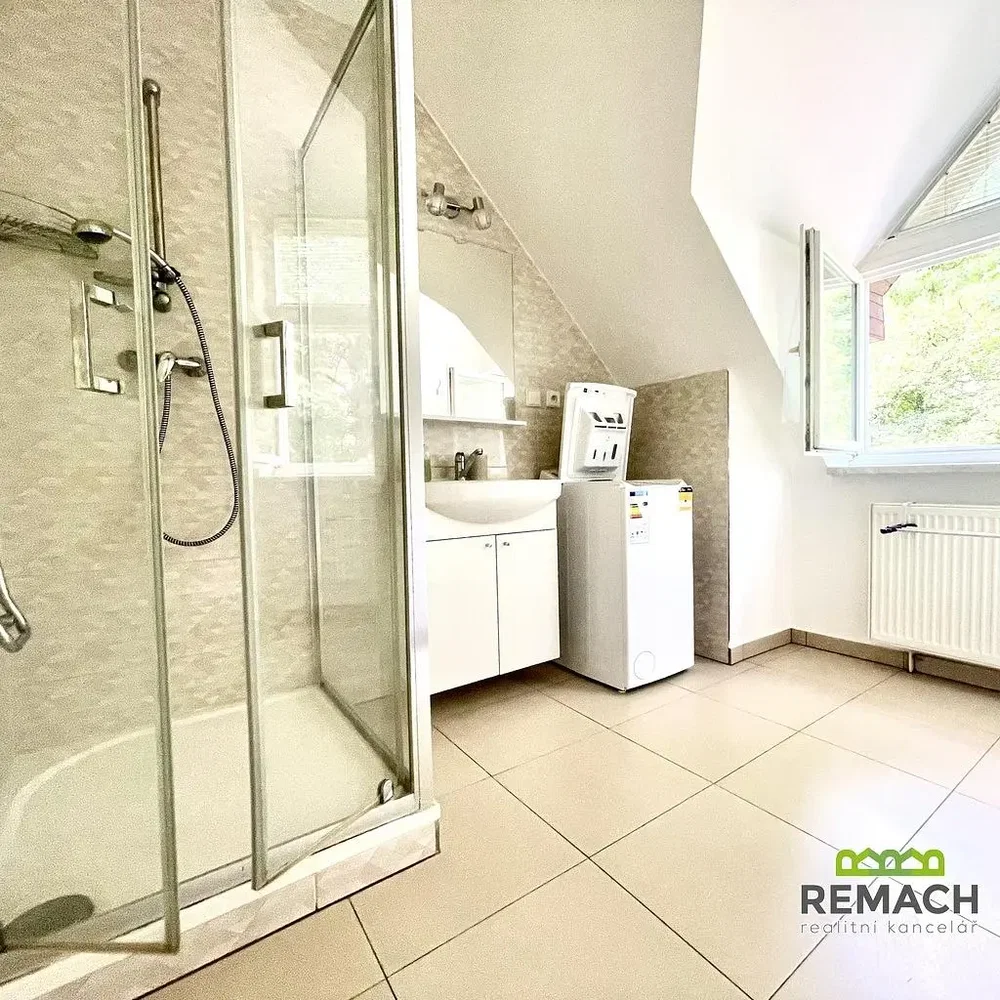 Badezimmer; fliesenboden, tageslicht
