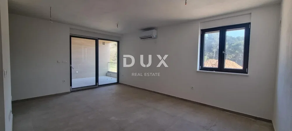Salón; vista, suelo de baldosas, luz natural