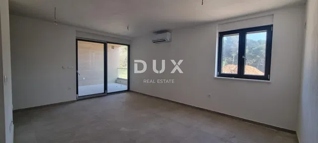 غرفة معيشة; إطلالة, أرضية من البلاط, ضوء طبيعي