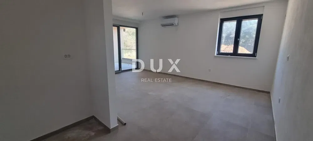 Salón; luz natural, suelo de baldosas, renovado