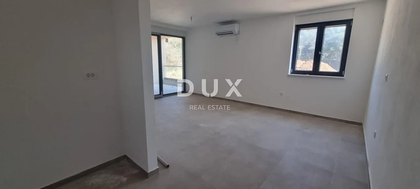 Salón; luz natural, suelo de baldosas, renovado