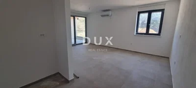 Salón; luz natural, suelo de baldosas, renovado