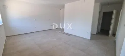 Otro; suelo de baldosas, necesita renovación