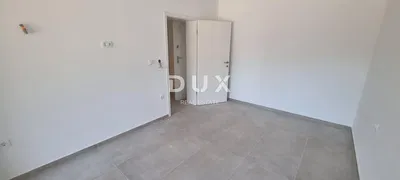 Otro; suelo de baldosas, renovado