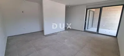 Dormitorio; suelo de baldosas, luz natural