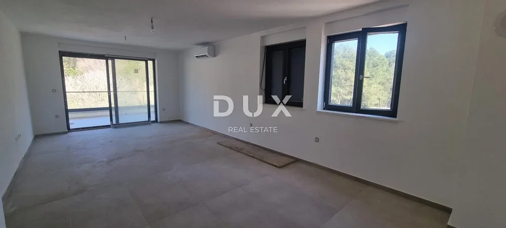 Salón; vista, luz natural, necesita renovación