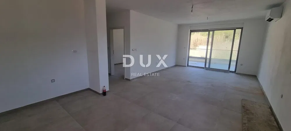 Salón; suelo de baldosas, luz natural, renovado