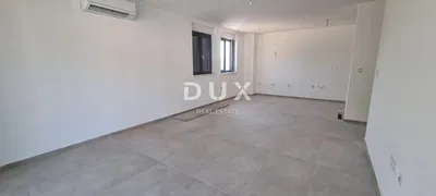 Salón; suelo de baldosas, luz natural