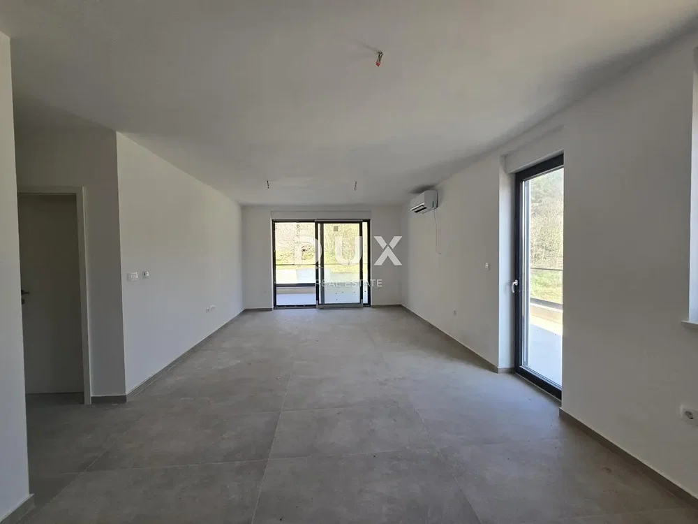 Salon; carrelage, lumière naturelle, vue