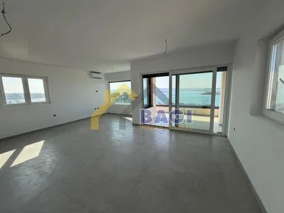 غرفة معيشة; إطلالة, أرضية من البلاط, ضوء طبيعي