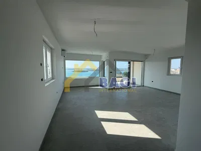 غرفة معيشة; إطلالة, يحتاج إلى تجديد, ضوء طبيعي