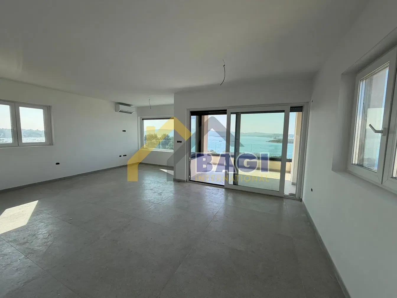 غرفة معيشة; إطلالة, أرضية من البلاط, ضوء طبيعي