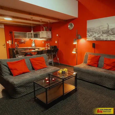 Obývací pokoj; dřevěné trámy, přirozené světlo, moderní styl