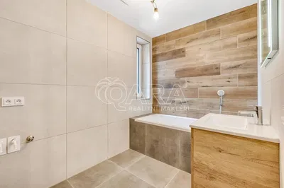 Koupelna; dlažba, po rekonstrukci, přirozené světlo, moderní styl