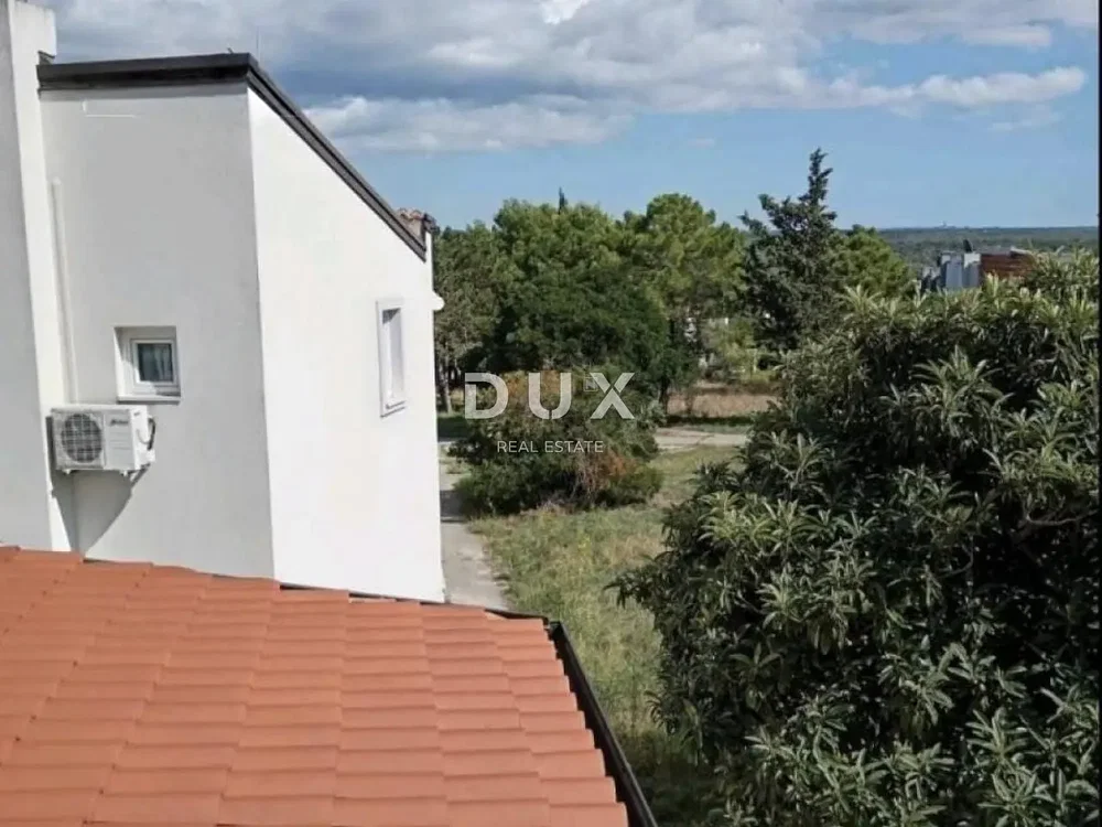 Maison et environs; vue