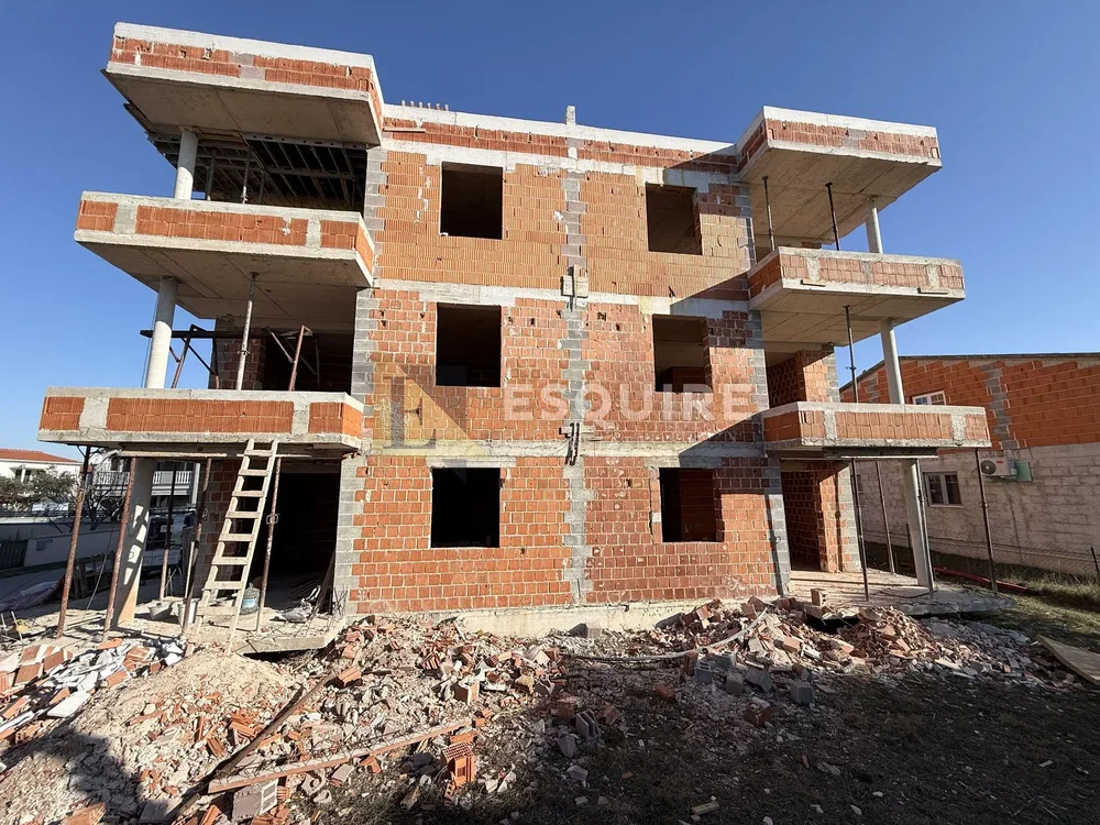 Кућа и околина; потребна реновација