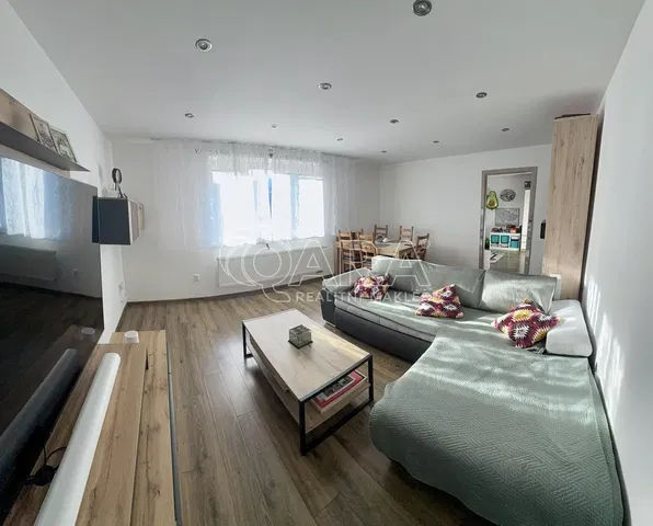 Obývačka; prirodzené svetlo, drevená podlaha, moderný štýl