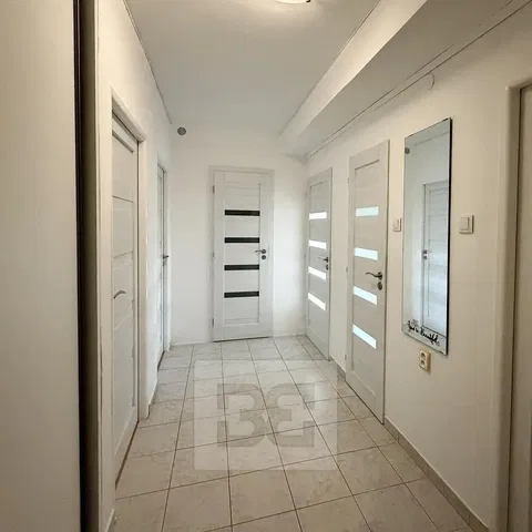 Guardaroba; pavimento in piastrelle