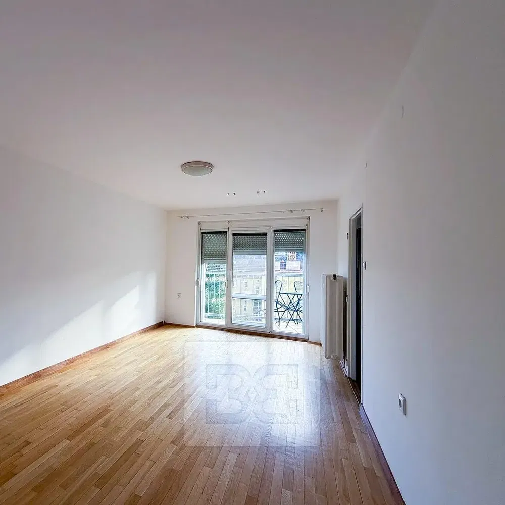 Sala de estar; chão de madeira, luz natural, vista