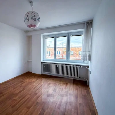 Quarto; chão de madeira, luz natural, vista