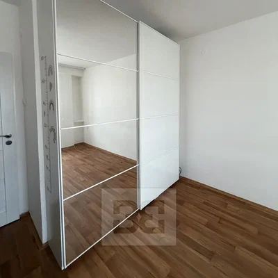 Quarto; chão de madeira, luz natural