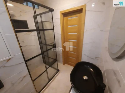 Badezimmer; fliesenboden, renoviert, tageslicht, moderner stil