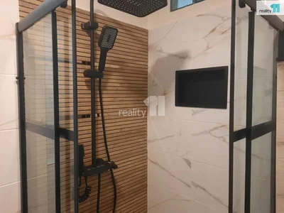 Badezimmer; fliesenboden, renoviert, tageslicht, moderner stil
