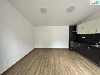 Küche; fliesenboden, renoviert, tageslicht