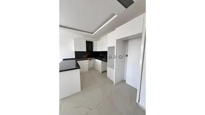 Küche; küchengeräte, fliesenboden, renoviert