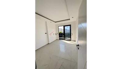 Sala de estar; chão de azulejo, vista, luz natural