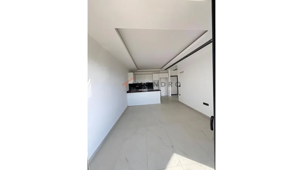 Cozinha; chão de azulejo, eletrodomésticos, luz natural