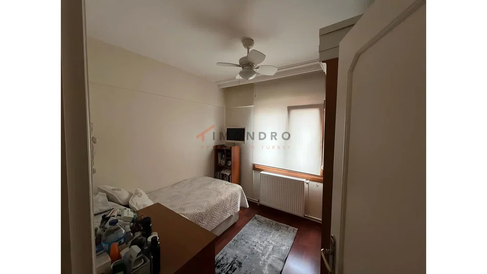 Schlafzimmer; tageslicht, renovierungsbedürftig
