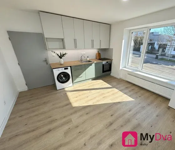 Кухня; гледка, естествена светлина