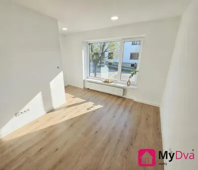 Wohnzimmer; blick, holzboden, tageslicht