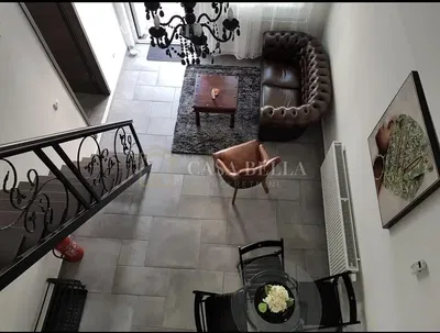 Obývačka; dlažba, prirodzené svetlo, moderný štýl