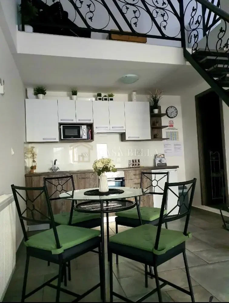 Kuchyňa; dlažba, kuchynské spotrebiče, prirodzené svetlo