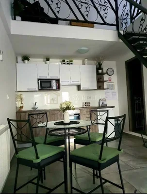 Kuchyňa; dlažba, kuchynské spotrebiče, prirodzené svetlo